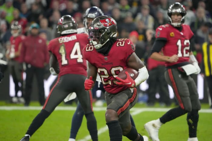 Tampa Bay Buccaneers running back Rachaad White (29) carries the ball against the Seattle Seahawks. Mandatory Credit: Kirby Lee-USA TODAY Sports